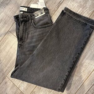 NWT-Abercrombie Women’s Jeans
Vintage Straight Curve Love
High Rise
28 6s